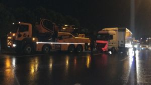 TEM’de tır bariyerlere çarptı, İstanbul istikameti kapandı