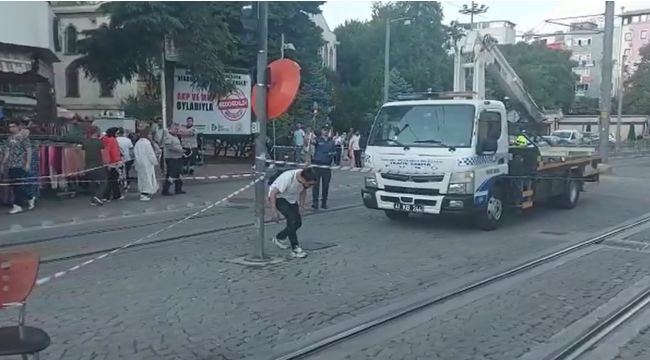 Tramvay teli koptu, vatandaşlar aldırış etmeden yoluna devam etti