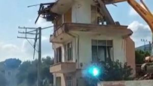 Yıkım yapılırken düşen tahta elektrik tellerini kopardı