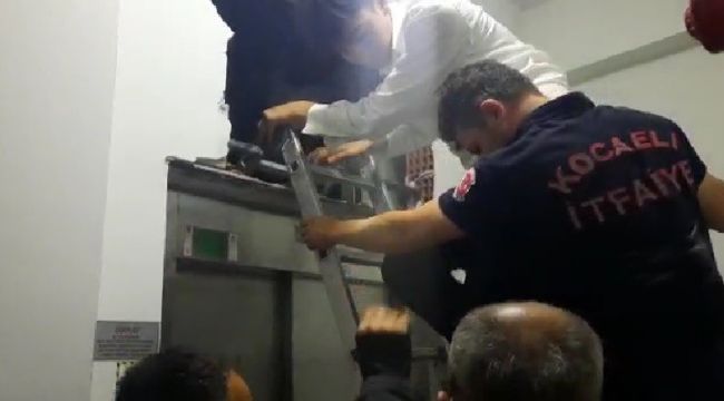 1 saat boyunca asansörde mahsur kaldılar