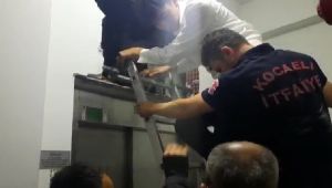 1 saat boyunca asansörde mahsur kaldılar