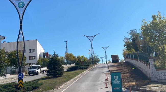 17 Ağustos Bulvarında kaldırım yenileme ve otopark yapılıyor