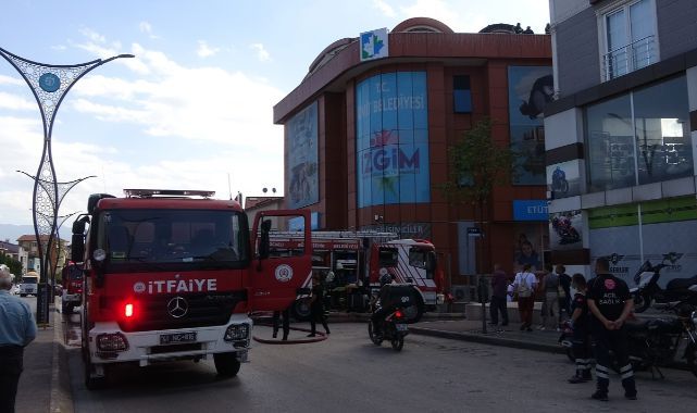 4 katlı binanın çatı katıda yangın paniği