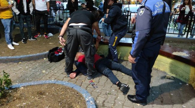 Alkollü vatandaş parkta bir anda yere yığıldı
