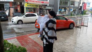 Aniden bastıran yağmura hazırlıksız yakalandılar