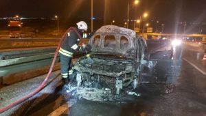 Araba alev alınca çaresizce izledi