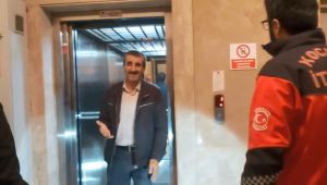Asansörde mahsur kaldı, yardımına itfaiye koştu
