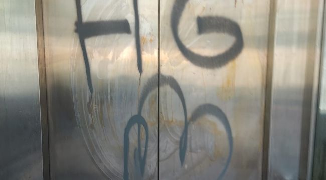 Çayırova'da asansöre zarar verdiler