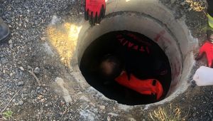 Çukura düşen kadını itfaiye erleri kurtardı