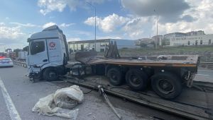 D-100'de lastiği patlayan tır bariyere girdi