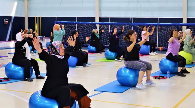 Darıca'da ev hanımları sporda, çocukları eğlencede