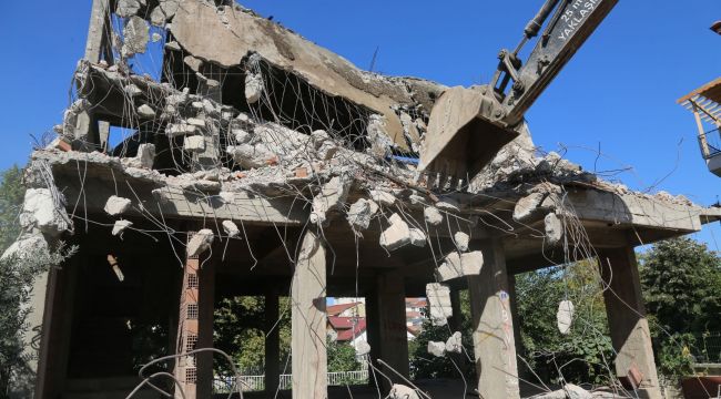 Depremde hasar gören 103 metruk bina yıkıldı