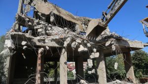 Depremde hasar gören 103 metruk bina yıkıldı