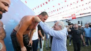 Derince’de Başpehlivan Hüseyin Gümüşalan oldu