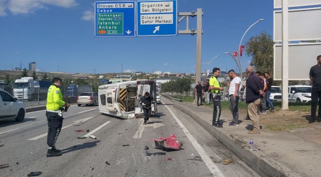 Dilovası'nda tankerin çarptığı servis minibüsü devrildi