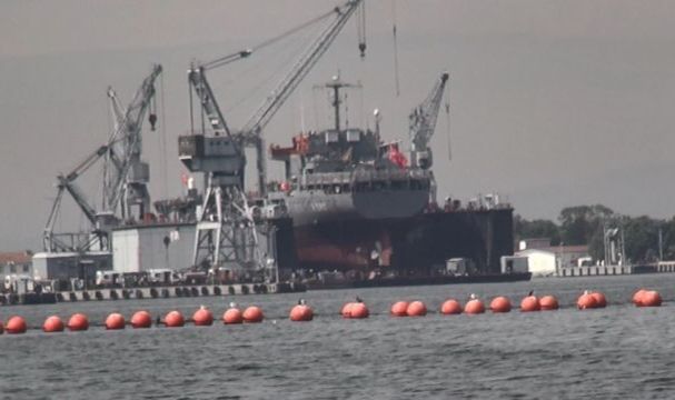 Donanma'da gemi boyayan 5 asker denize düştü