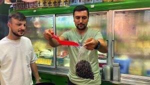 Hem eli hem gözü terazi gibi çalışıyor