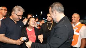 Herkesi gönderdi, seyircilerin arasında konser verdi