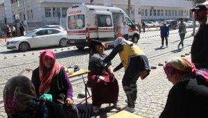 Husumetliler cami avlusunda kavga etti