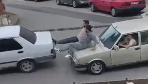 Kaputa oturup öndeki aracı ayaklarıyla ittiler