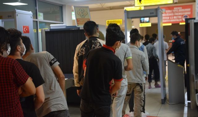 Kocaeli'de 60 düzensiz göçmen sınır dışı edildi