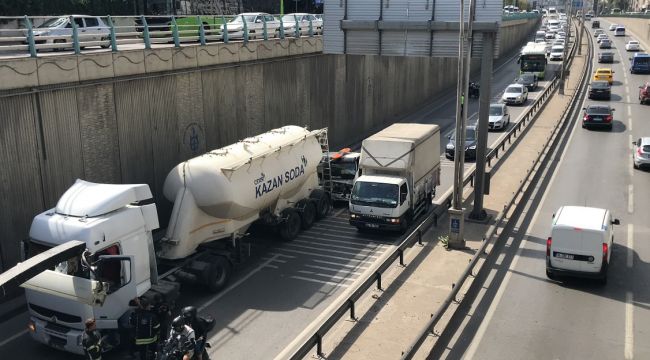 Kocaeli'de tanker ile çekici kamyonet çarpıştı