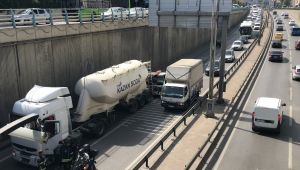 Kocaeli'de tanker ile çekici kamyonet çarpıştı