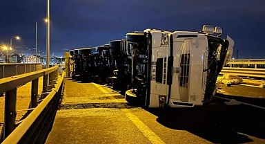 Kocaeli'de tekstil malzemesi yüklü tır devrildi