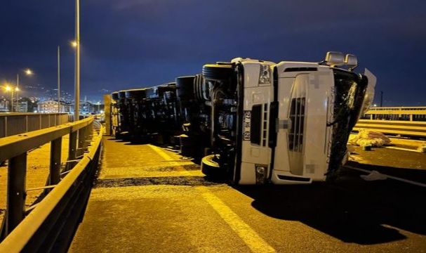Kocaeli'de tekstil malzemesi yüklü tır devrildi