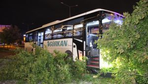 Kontrolden çıkan servis ağaçlara çarparak durabildi
