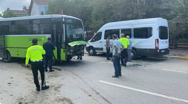 Lastiği patlayan halk otobüsü servise çarptı