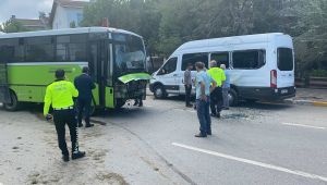 Lastiği patlayan halk otobüsü servise çarptı