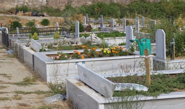 Mezar taşlarına zarar veren şüpheli yakalandı