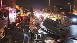Minibüse çarpan otomobil bariyerlere çıktı: 1 yaralı