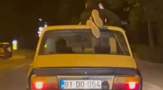 Otomobil tavanında tehlikeli yolculuk