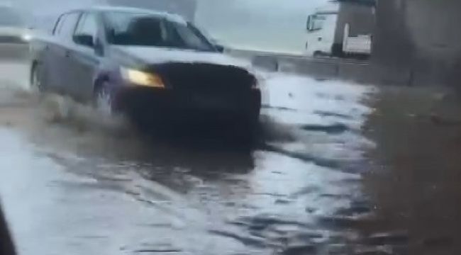 Sağanak yolları göle döndürdü