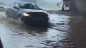 Sağanak yolları göle döndürdü