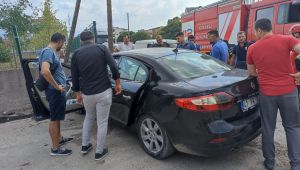 Tansiyonu düşen sürücü bahçe duvarına çarptı