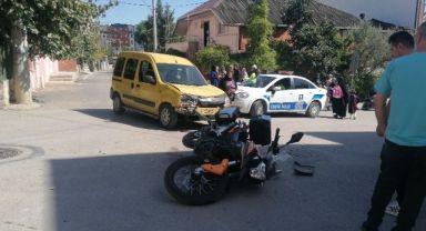 Ticari araç ile çarpışan motosikletin sürücüsü savruldu