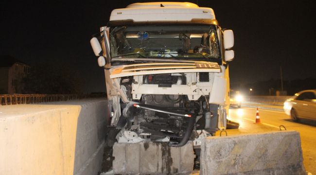 Tır bariyerlere çarparak sürüklendi, kaza ucuz atlatıldı