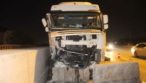 Tır bariyerlere çarparak sürüklendi, kaza ucuz atlatıldı