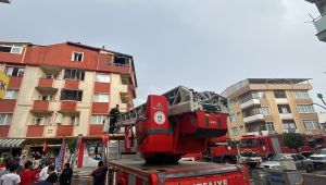 Yıldırımın düştüğü çatı katı alevlere teslim oldu
