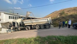 Yokuşta kayan kamyon dehşet saçtı