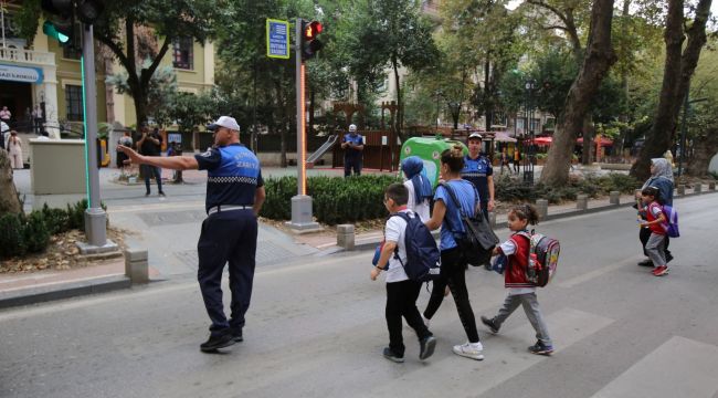 Zabıta okul önlerinde, çocuklar güvende