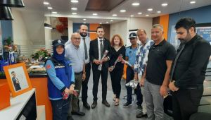 Zabıtadan esnaf ve vatandaşa karanfil