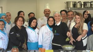 Zeybek kız öğrencilerle buluştu