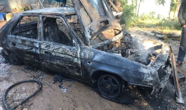 Alev alev yanan otomobilden geriye iskeleti kaldı