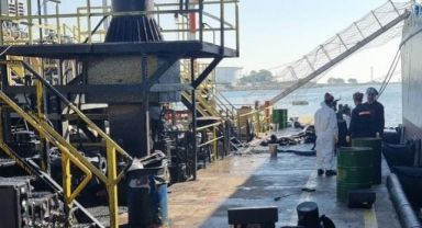 Asfalt zifti dökülen deniz temizlendi