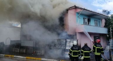 Bahçede çıkan yangın iki katlı eve sıçradı