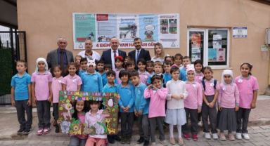 Bıyık, öğrencilerle birlikte hayvanları besledi